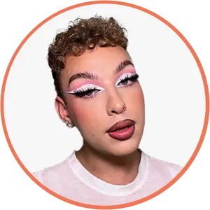 Porträt von Jannis Baudelaire, Content Creator und Mitglied der Jury des Plus X Award Cosmetics