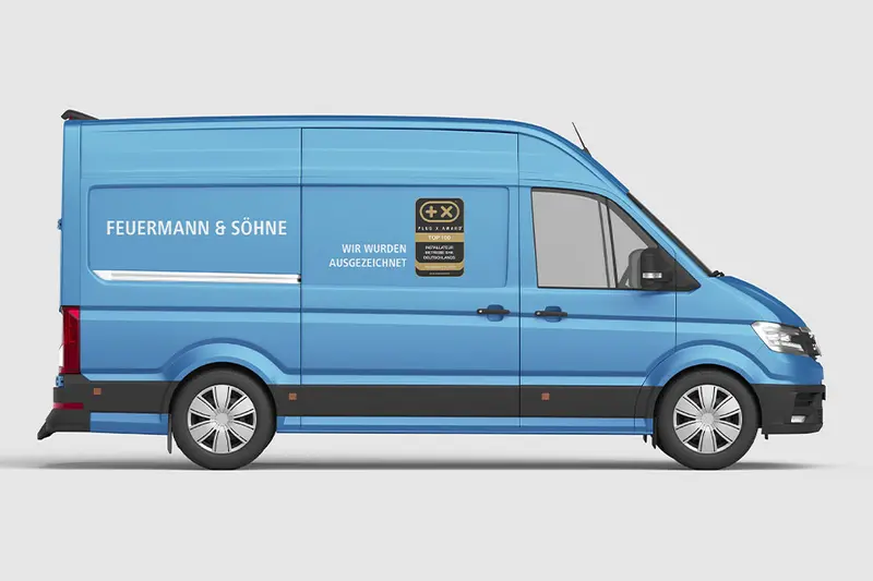 Blauer Kastenwagen des Betriebs Feuermann & Söhne mit dem Plus X Award Siegel und dem Schriftzug „Wir wurden ausgezeichnet“