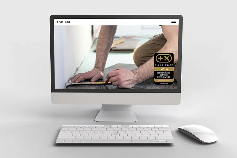 Website mit dem Siegel „Top 100 Bodenverlegebetriebe“ auf einem Bildschirm