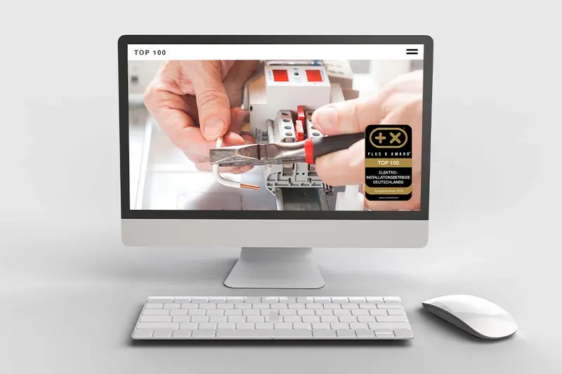 Website mit dem Siegel „Top 100 Elektro-Installationsbetriebe“ auf einem Bildschirm