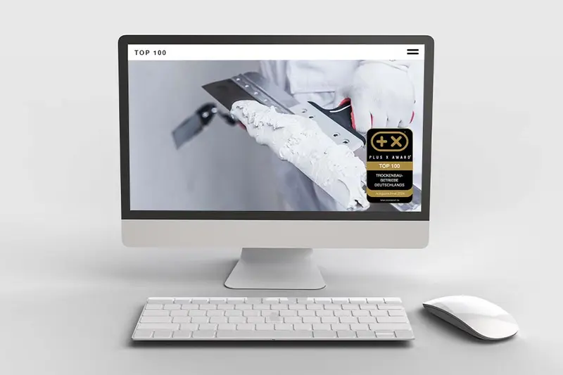 Website mit dem Siegel „Top 100 Trockenbau Betriebe“ auf einem Bildschirm