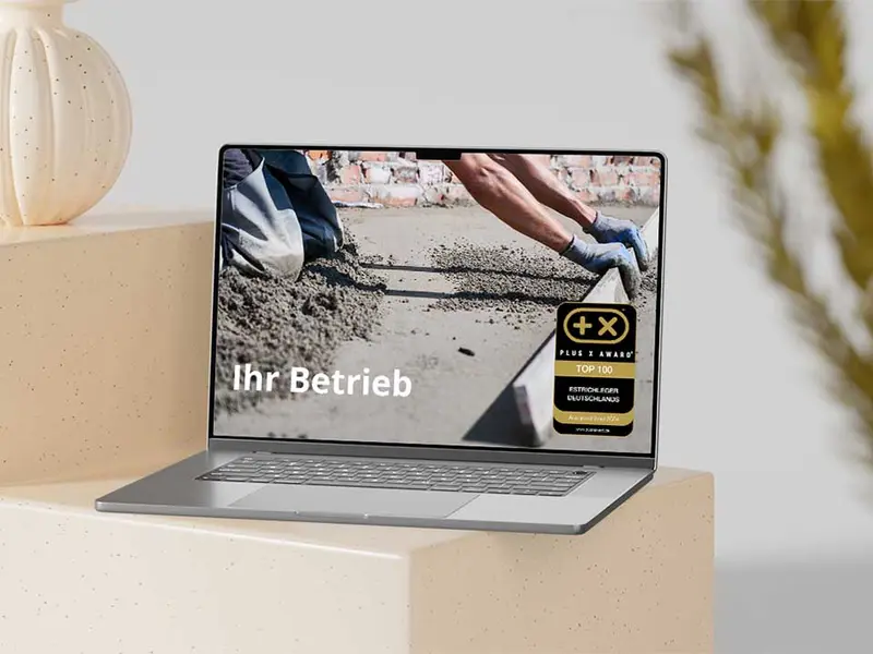 Website mit dem Siegel „Top 100 Estrichleger Deutschlands“ auf einem Bildschirm