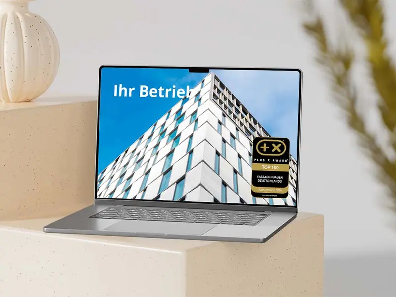 Website mit dem Siegel „Top 100 Fassadenbauer Deutschlands“ auf einem Bildschirm