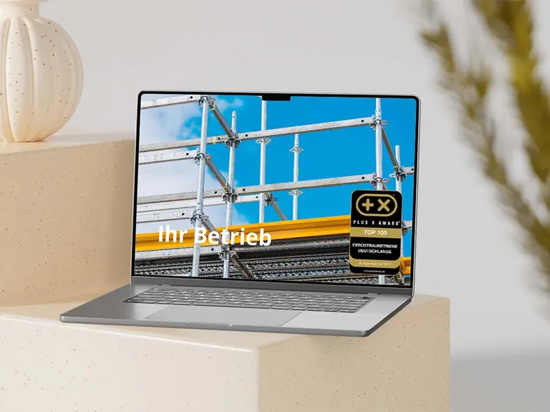Website mit dem Siegel „Top 100 Gerüstbaubetriebe Deutschlands“ auf einem Bildschirm