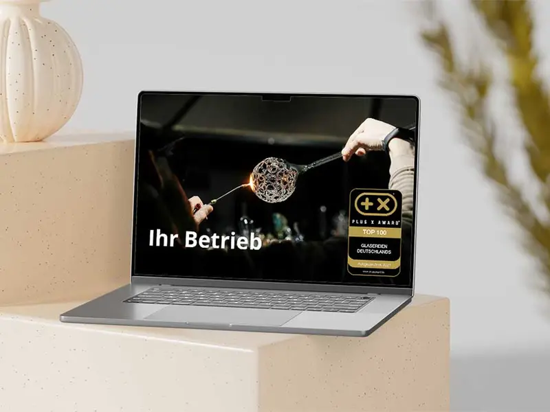 Website mit dem Siegel „Top 100 Glasereien Deutschlands“ auf einem Bildschirm