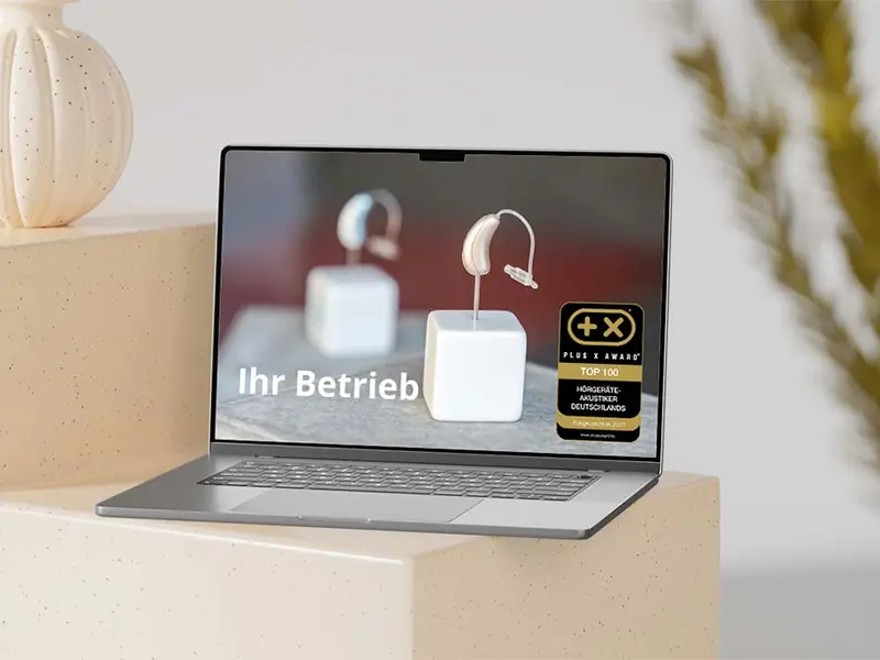Website mit dem Siegel „Top 100 Hörgeräteakustiker Deutschlands“ auf einem Bildschirm