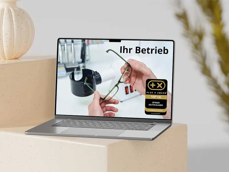 Website mit dem Siegel „Top 100 Optiker Deutschlands“ auf einem Bildschirm