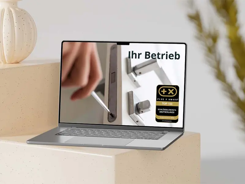 Website mit dem Siegel „Top 100 Schlüsseldienste Deutschlands“ auf einem Bildschirm
