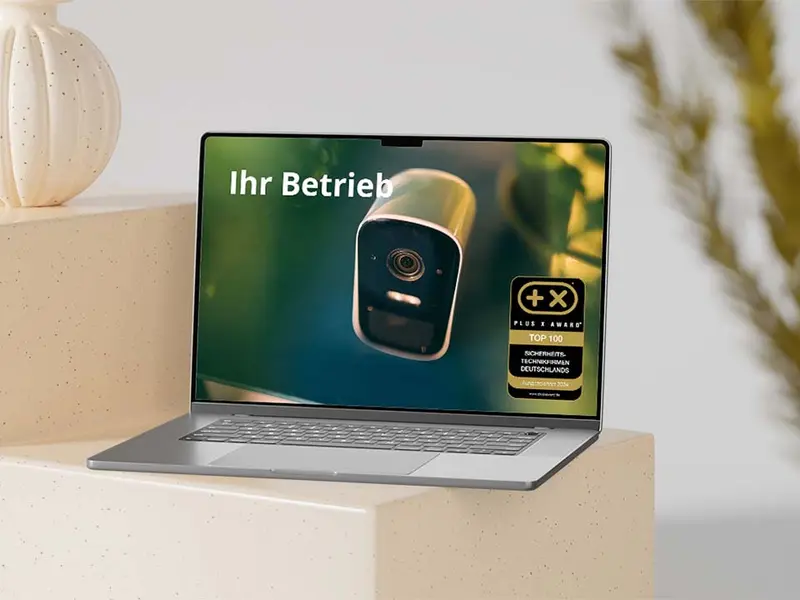 Website mit dem Siegel „Top 100 Sicherheitstechnikfirmen Deutschlands“ auf einem Bildschirm
