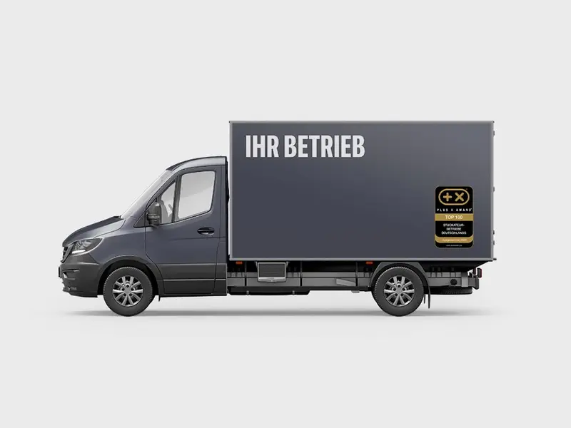 Kofferfahrzeug mit der Aufschrift „Ihr Betrieb“ und einem Plus X Award Siegel für Stuckateurbetriebe an der Seitenwand