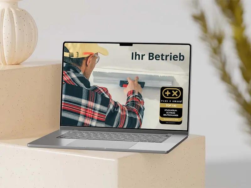 Website mit dem Siegel „Top 100 Stuckateurbetriebe Deutschlands“ auf einem Bildschirm