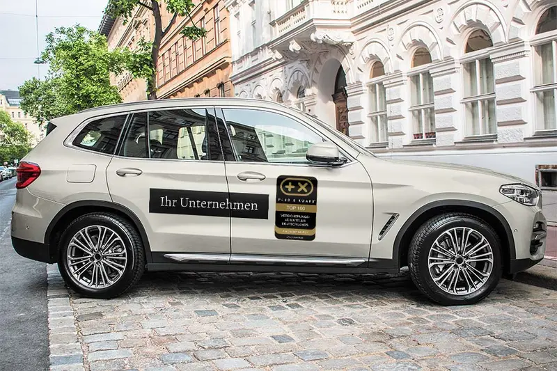 Fahrzeug mit dem Siegel „Top 100 Versicherungsvermittler“