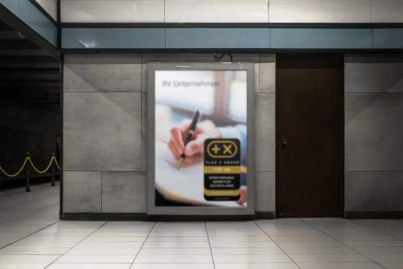 Plakat mit dem Siegel „Top 100 Versicherungsvermittler“