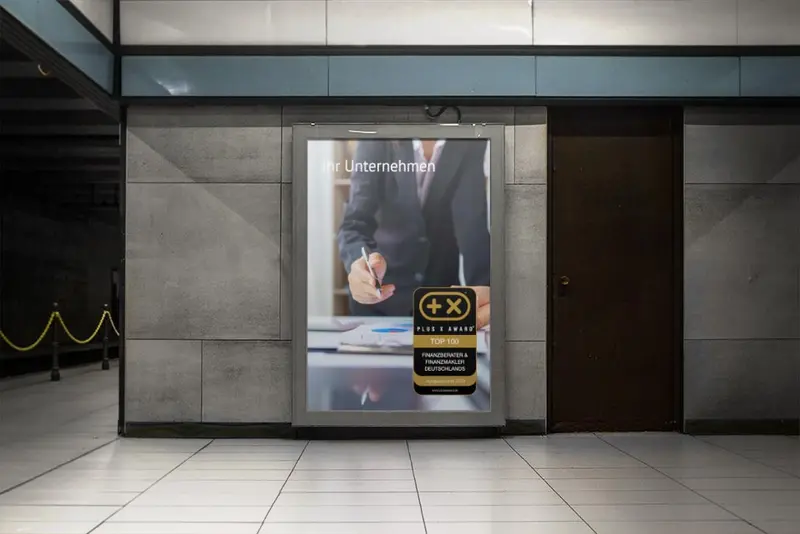 Plakat mit dem Siegel „Top 100 Finanzberater - Makler 2025“