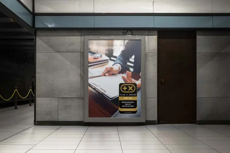 Plakat mit dem Siegel „Top 100 Versicherungsmakler“