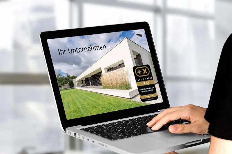 Website mit dem Siegel „Top 100 Immobilienmakler“ auf einem Bildschirm