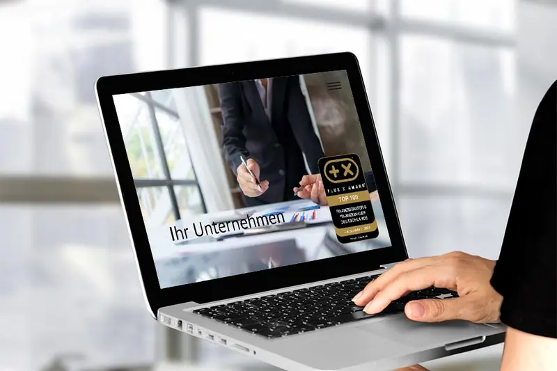Website mit dem Siegel „Top 100 Finanzberater - Makler 2025“ auf einem Bildschirm