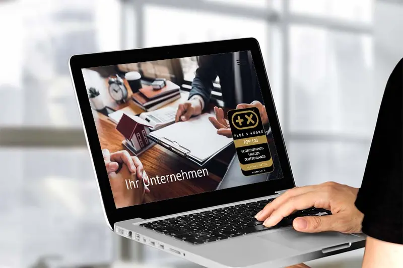 Website mit dem Siegel „Top 100 Versicherungsmakler“ auf einem Bildschirm