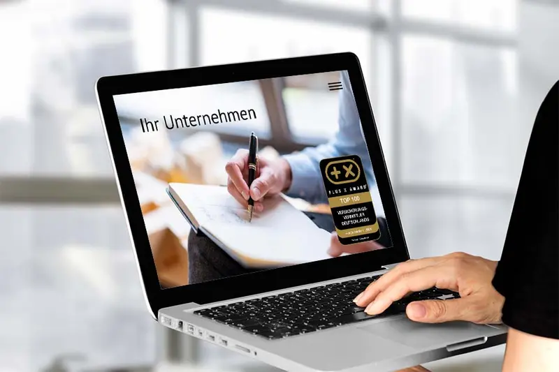 Website mit dem Siegel „Top 100 Versicherungsvermittler“ auf einem Bildschirm