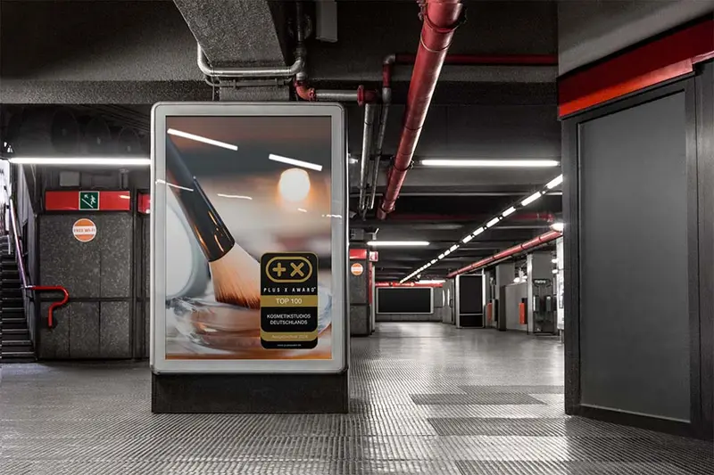 Plakat mit dem Siegel „Top 100 Kosmetikstudios Deutschlands“