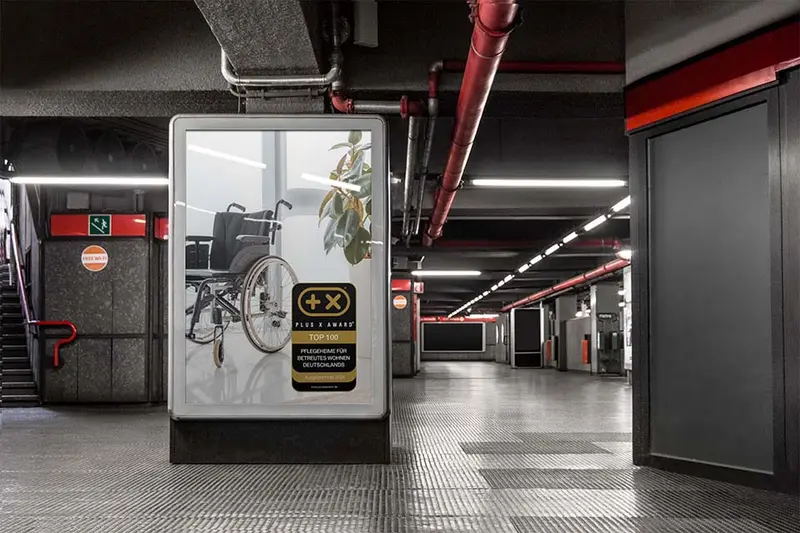 Plakat ze znakiem jakości „Top 100 domów opieki z mieszkaniami wspomaganymi w Niemczech”