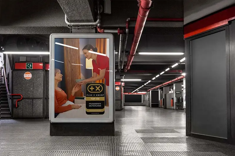 Plakat mit dem Siegel „Top 100 Pflegedienste Deutschlands“