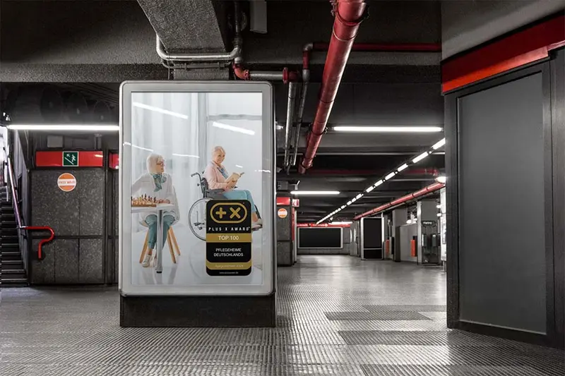 Plakat mit dem Siegel „Top 100 Pflegeheime Deutschlands“