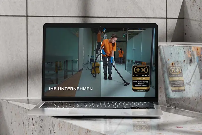 Website mit dem Siegel „Top 100 Gebäudereinigungsfirmen Deutschlands“ auf einem Bildschirm