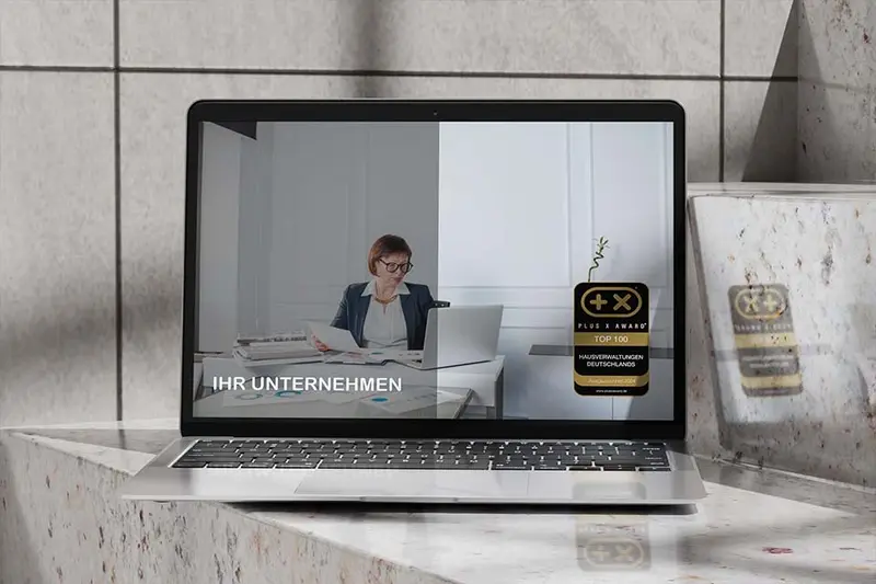Website mit dem Siegel „Top 100 Hausverwaltungen Deutschlands“ auf einem Bildschirm