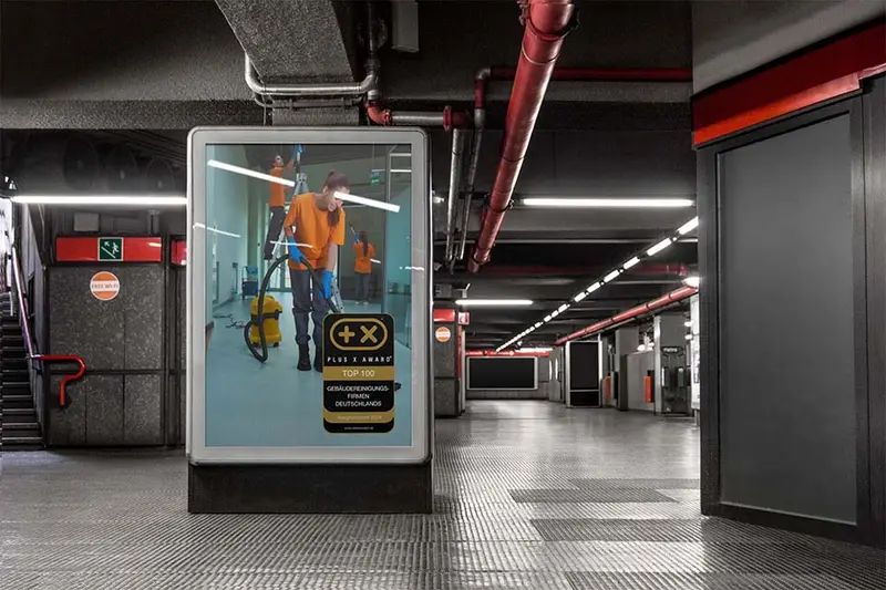 Plakat mit dem Siegel „Top 100 Gebäudereinigungsfirmen Deutschlands“