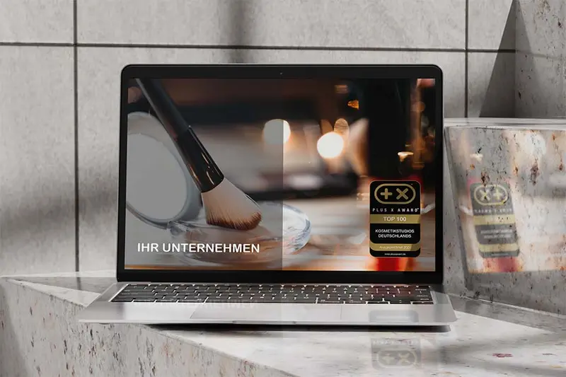 Website mit dem Siegel „Top 100 Kosmetikstudios Deutschlands“ auf einem Bildschirm