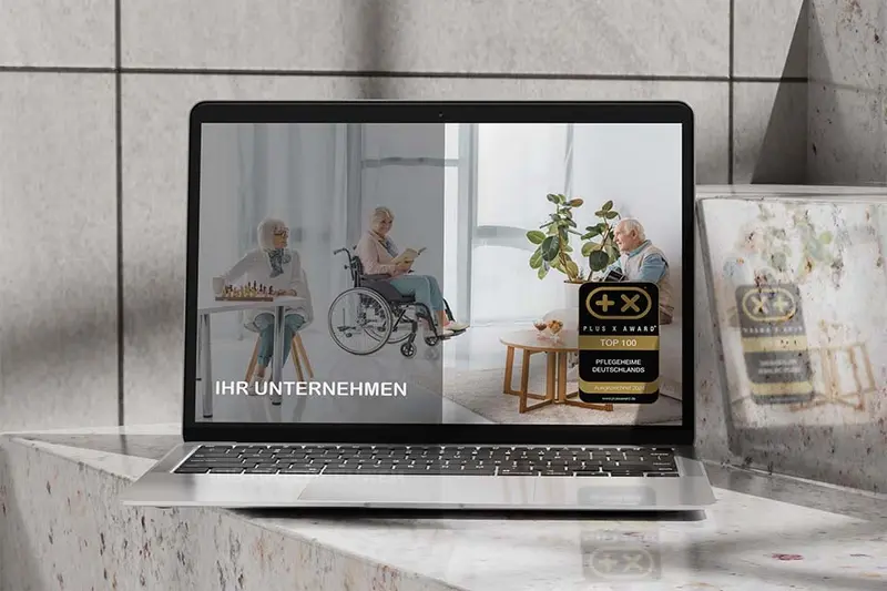 Website mit dem Siegel „Top 100 Pflegeheime Deutschlands“ auf einem Bildschirm