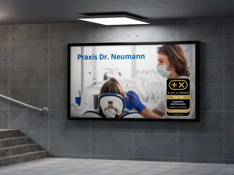 Plakat mit dem Siegel „Top 100 Zahnärzte & Kieferorthopäden Deutschlands“