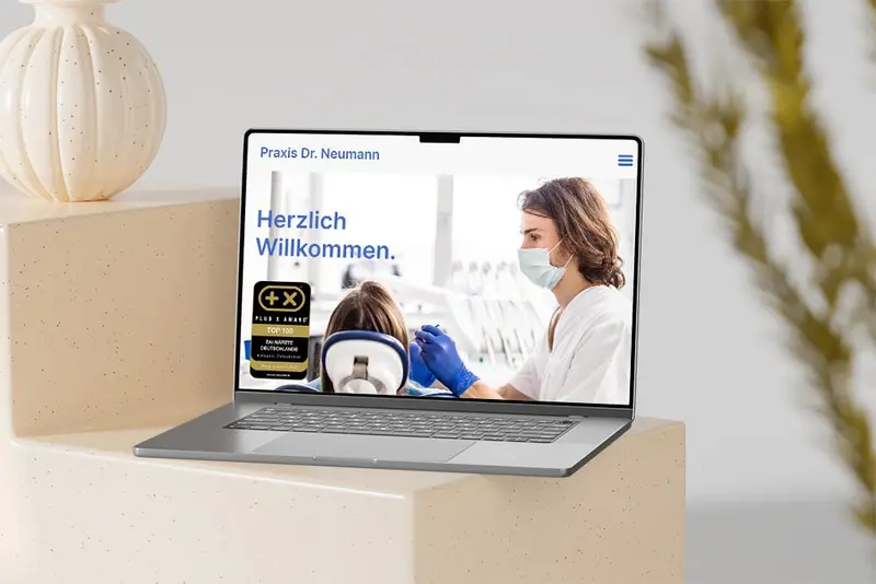 Website mit dem Siegel „Top 100 Zahnärzte & Kieferorthopäden Deutschlands“ auf einem Bildschirm
