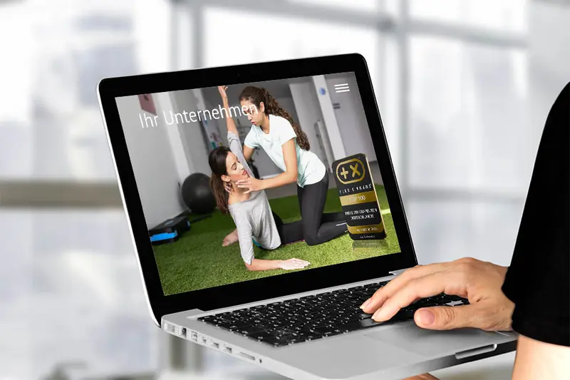 Website mit dem Siegel „Top 100 Physiotherapeuten Deutschlands“ auf einem Bildschirm