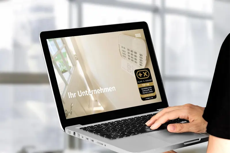 Website mit dem Siegel „Top 100 Alarmanlagen Installateure Deutschlands 2025“ auf einem Bildschirm
