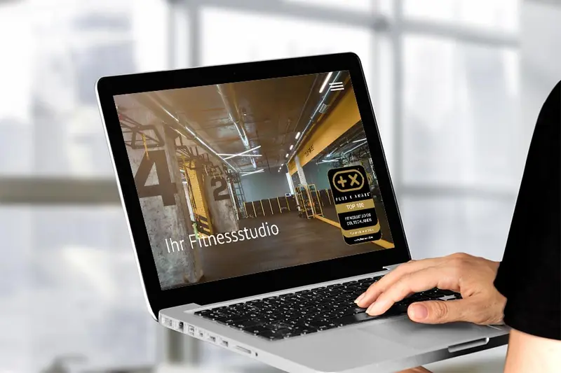 Website mit dem Siegel „Top 100 Fitnessstudios Deutschlands“ auf einem Bildschirm