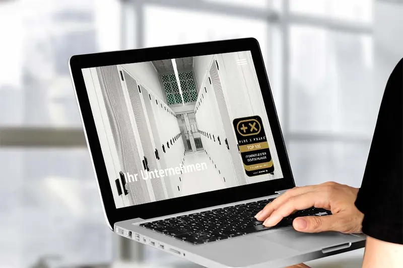 Website mit dem Siegel „Top 100 IT Dienstleister Deutschlands 2025“ auf einem Bildschirm