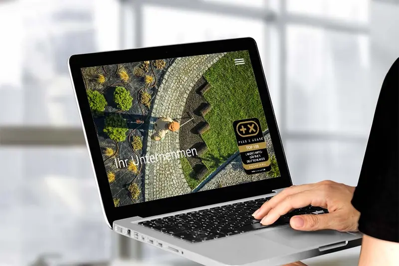 Website mit dem Siegel „Top 100 Garten & Landschaftsbauer Deutschlands 2025“ auf einem Bildschirm