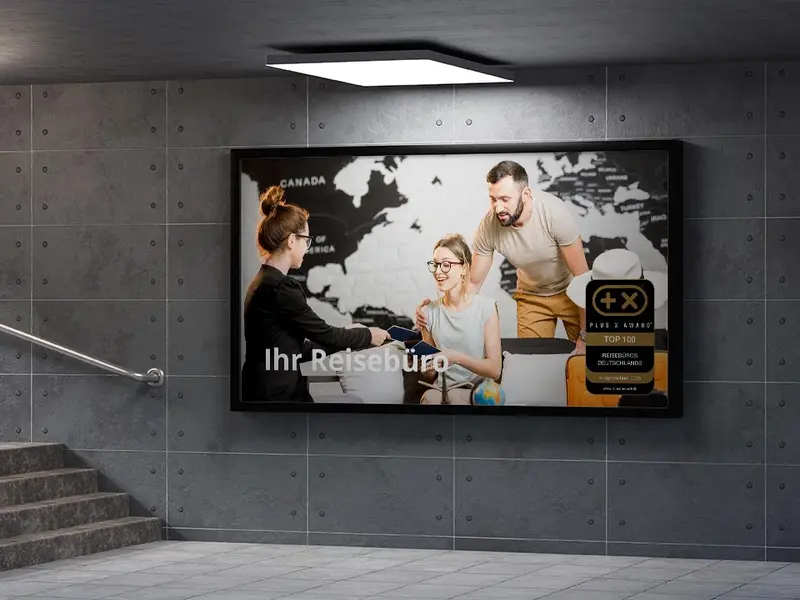 Plakat mit dem Siegel „Top 100 Reisebüros Deutschlands“