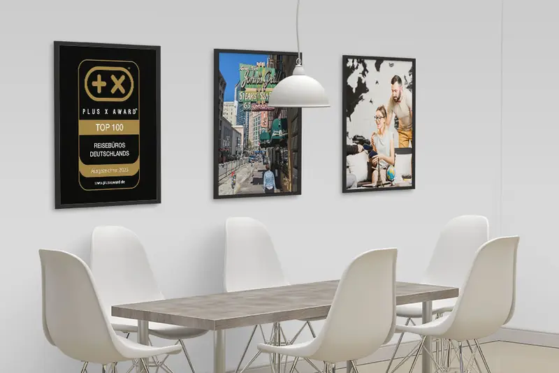 Gerahmtes Siegel „Top 100 Reisebüros Deutschlands“ an der Wand
