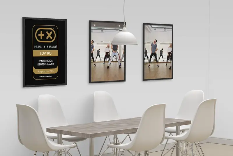 Gerahmtes Siegel „Top 100 Tanzstudios Deutschlands“ an der Wand