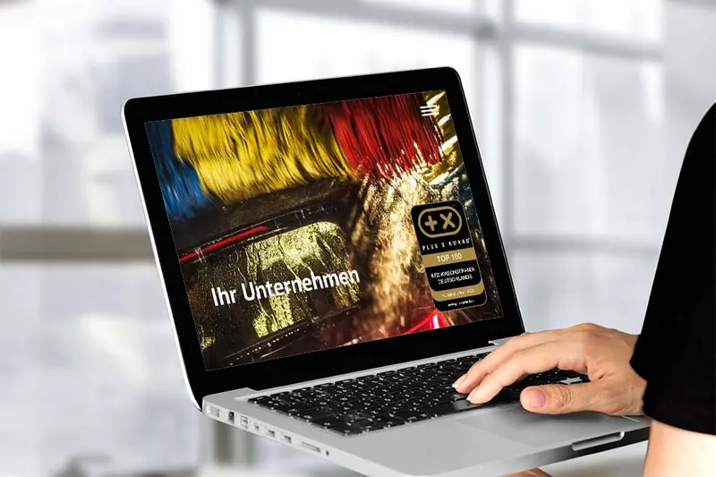 Website mit dem Siegel „Top 100 KFZ Waschstraßen Deutschlands“ auf einem Bildschirm