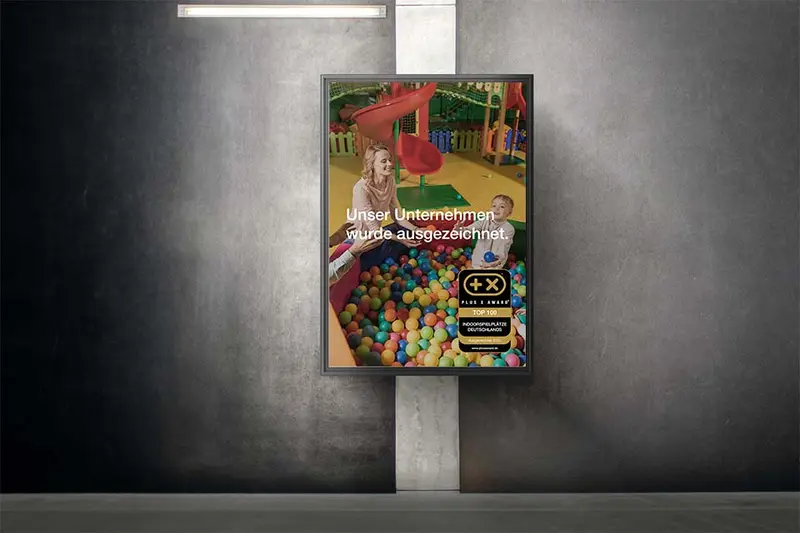 Plakat mit dem Siegel „Top 100 Indoorspielplätze Deutschlands 2025“