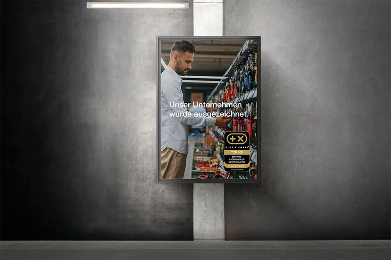 Plakat mit dem Siegel „Top 100 Elektrofachhändler Deutschlands 2025“
