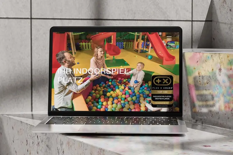 Website mit dem Siegel „Top 100 Indoorspielplätze Deutschlands 2025“ auf einem Bildschirm