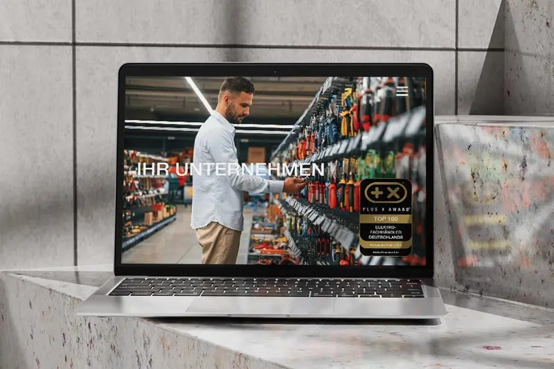 Website mit dem Siegel „Top 100 Elektrofachhändler Deutschlands 2025“ auf einem Bildschirm